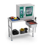 Table de cuisson avec divers équipements de poissonnerie